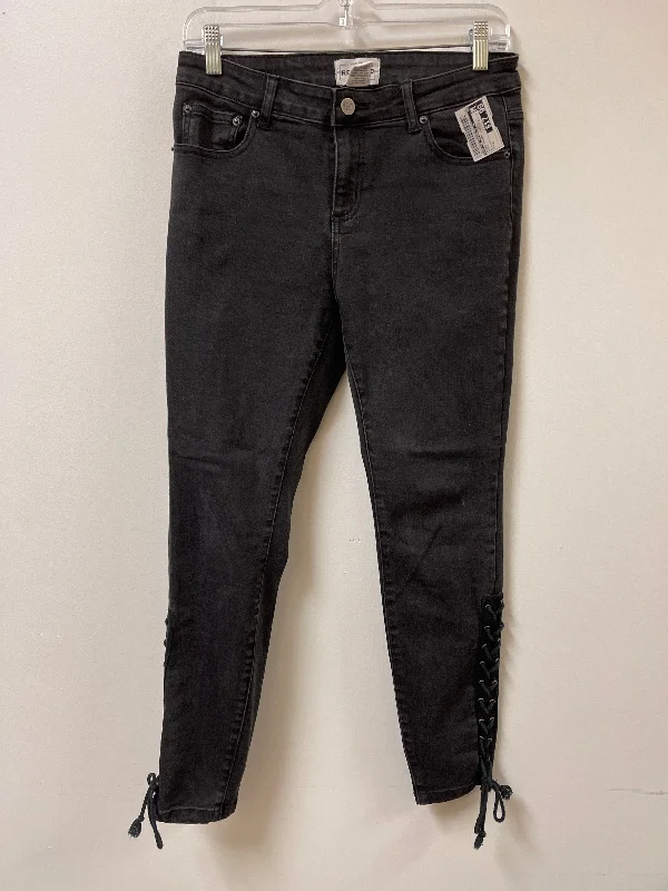 Dark wash jeans for a classic lookJeans Skinny By For The Republic In Black, Size: 6