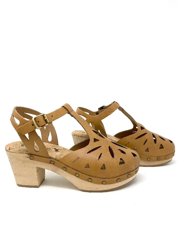 lingerie with lace appliqués on the hipsEsther Clog in Camel from Novacas